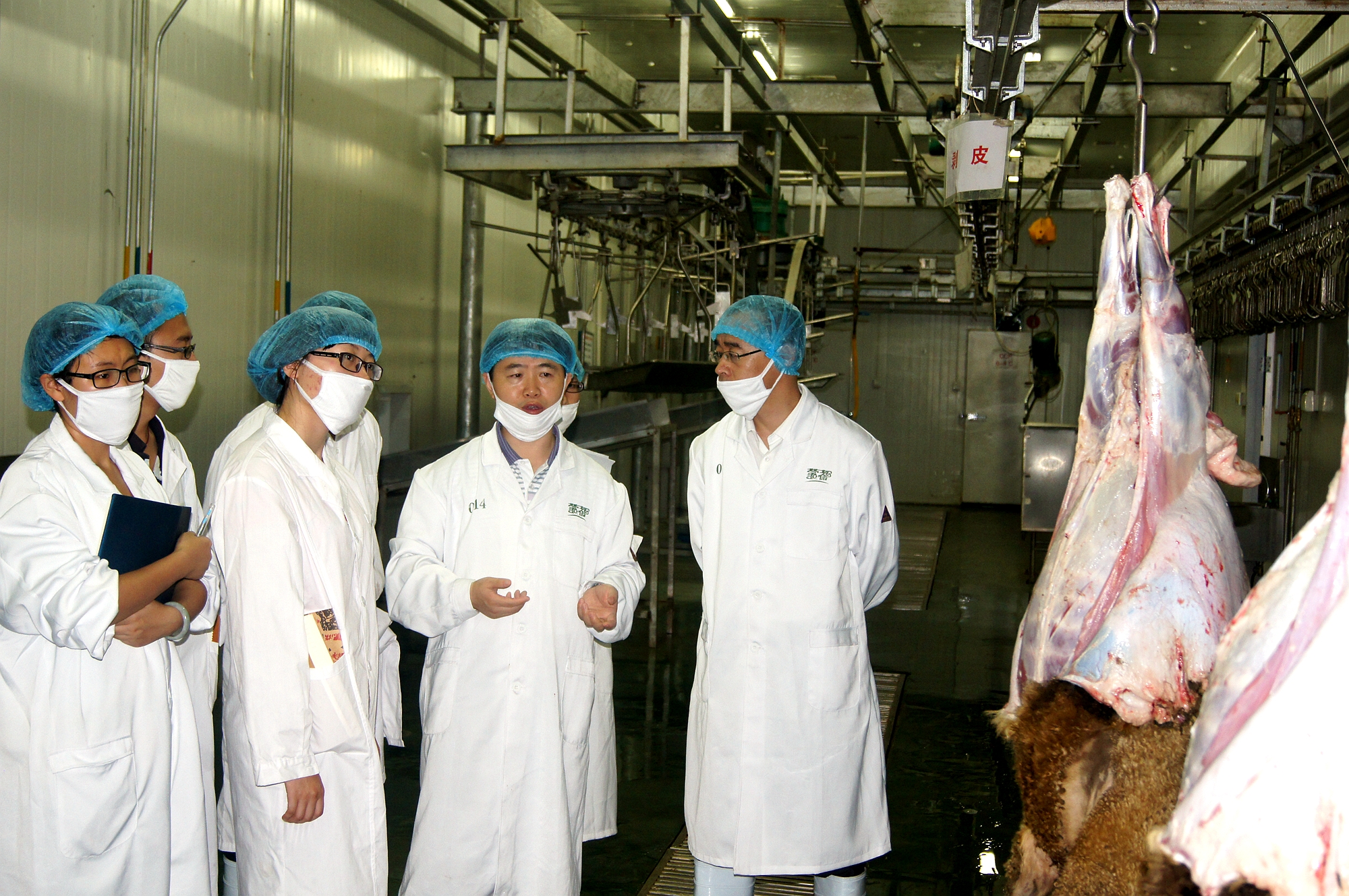 1 張德權(quán)研究員在畜禽屠宰加工企業(yè)指導(dǎo).jpg
