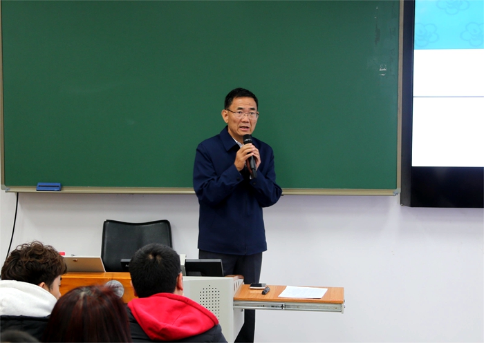 1全國政協(xié)委員、中國農(nóng)業(yè)科學院原黨組書記張合成研究員授課.JPG